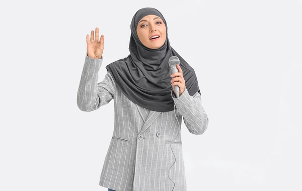 Muslimský Učitel Hudby Mikrofonem Světlém Pozadí — Stock fotografie