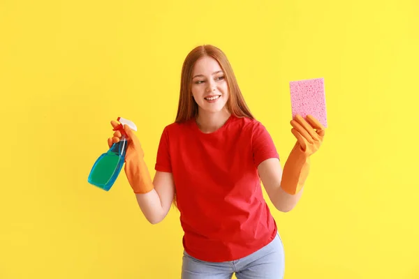 Jonge Vrouw Met Spons Wasmiddel Kleur Achtergrond — Stockfoto