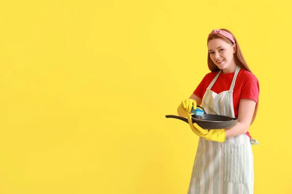 Jeune Femme Avec Éponge Poêle Sale Sur Fond Couleur — Photo