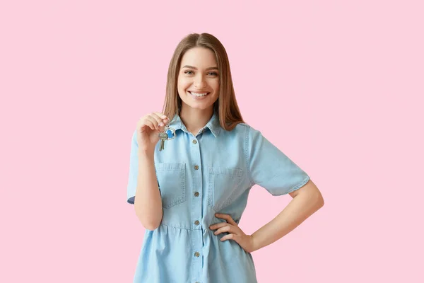 Smiling Young Woman Keys House Pink Background — Stock Photo, Image