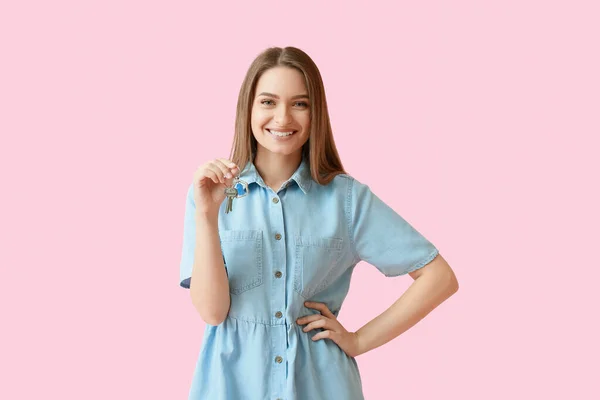 Mujer Joven Sonriente Con Llaves Casa Sobre Fondo Rosa —  Fotos de Stock