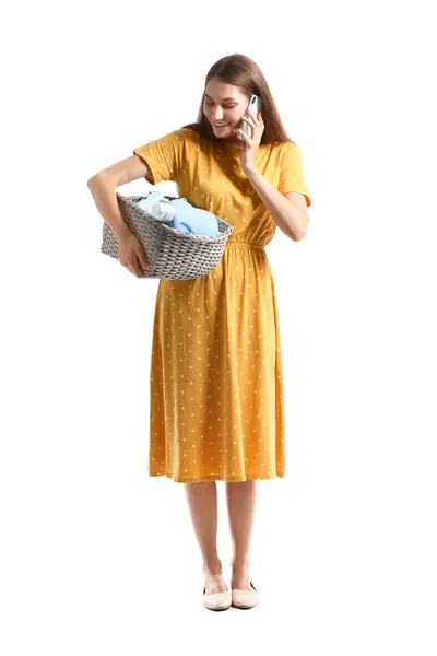 Schöne Hausfrau Mit Wäsche Gespräch Handy Auf Weißem Hintergrund — Stockfoto