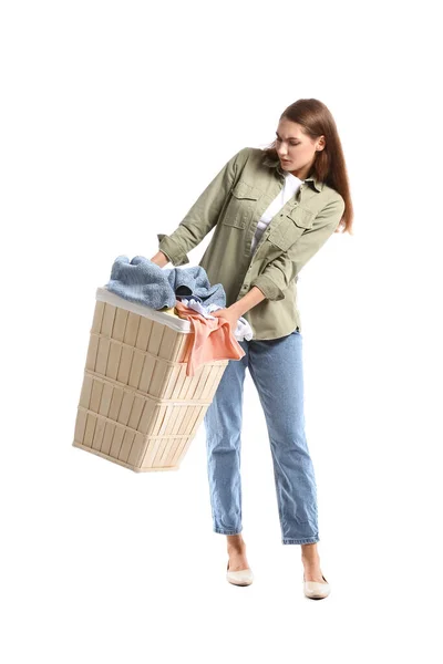 不满意的家庭主妇拿着白色背景的木制篮子洗衣服 — 图库照片