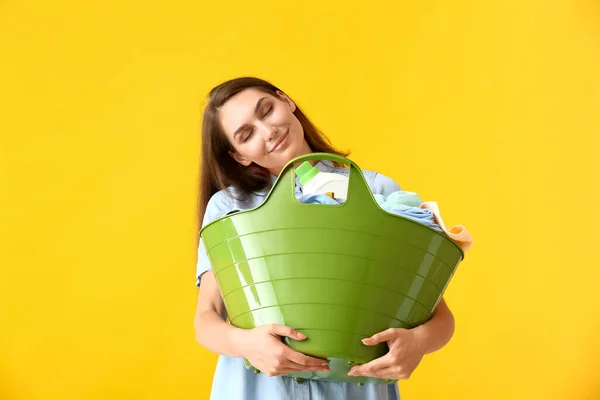Vacker Kvinna Med Tvätt Grön Korg Gul Bakgrund — Stockfoto