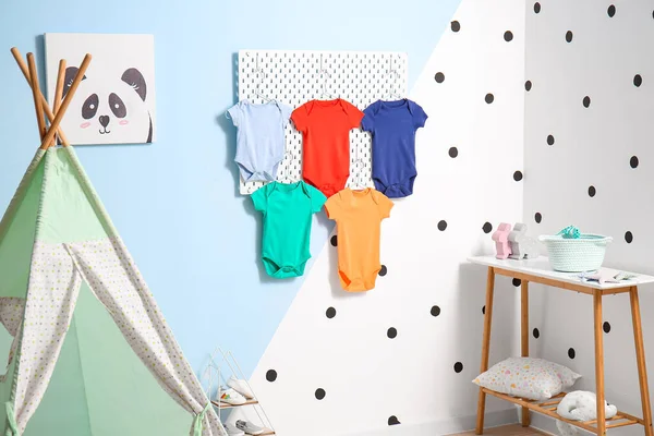 Pegboard Com Macacões Bebê Pendurados Parede Cor Quarto Das Crianças — Fotografia de Stock