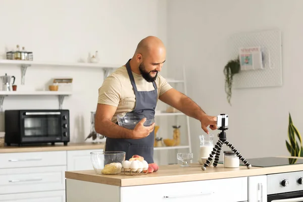 Mutfakta Yemek Videosu Öğreten Yakışıklı Bir Adam — Stok fotoğraf