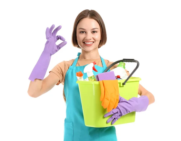 Mooie Jonge Vrouw Met Schoonmaak Benodigdheden Tonen Witte Achtergrond — Stockfoto