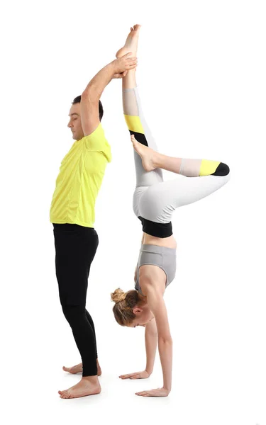Beyaz Arka Planda Yoga Yapan Sportif Çift — Stok fotoğraf