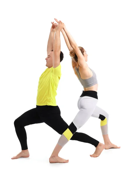 Beyaz Arka Planda Yoga Yapan Sportif Çift — Stok fotoğraf
