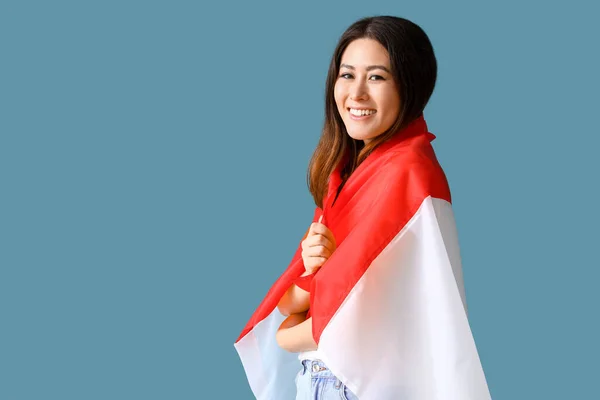 Jovem Mulher Asiática Com Bandeira Indonésia Fundo Azul — Fotografia de Stock