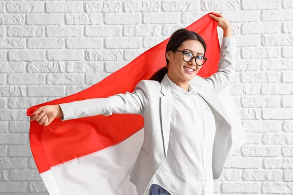 Jovem Mulher Asiática Óculos Com Bandeira Indonésia Fundo Tijolo Branco — Fotografia de Stock