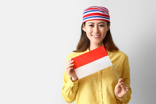 Jonge Aziatische Vrouw Met Vlag Van Indonesië Lichte Achtergrond — Stockfoto