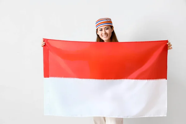 Jovem Mulher Asiática Com Bandeira Indonésia Fundo Claro — Fotografia de Stock