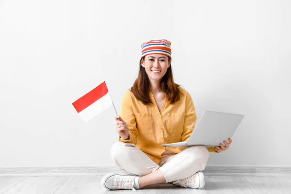 Jovem Mulher Asiática Com Bandeira Indonésia Laptop Sentado Perto Parede — Fotografia de Stock