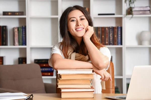 Mladý Asijský Učitel Knihami Sedí Doma — Stock fotografie