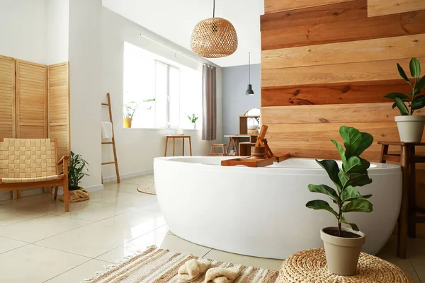 Interior Baño Moderno Con Bañera Blanca Plantas Interior — Foto de Stock