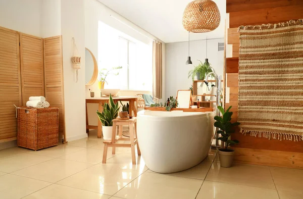 Interieur Des Modernen Badezimmers Mit Badewanne Trittleiter Und Zimmerpflanzen — Stockfoto