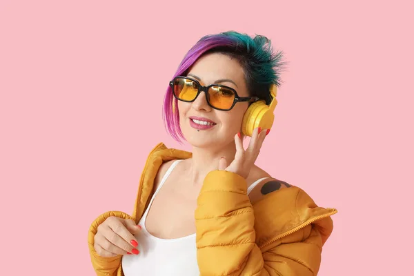 Mooie Vrouw Met Ongewoon Haar Luisteren Naar Muziek Roze Achtergrond — Stockfoto