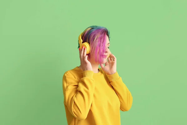 Hermosa Mujer Con Cabello Inusual Escuchando Música Sobre Fondo Verde — Foto de Stock