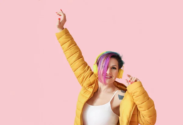 Hermosa Mujer Con Cabello Inusual Escuchando Música Sobre Fondo Rosa —  Fotos de Stock