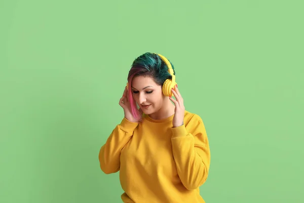 Mooie Vrouw Met Ongewoon Haar Luisteren Naar Muziek Groene Achtergrond — Stockfoto