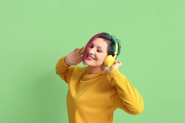 Beautiful Woman Unusual Hair Listening Music Green Background — Stock Photo, Image