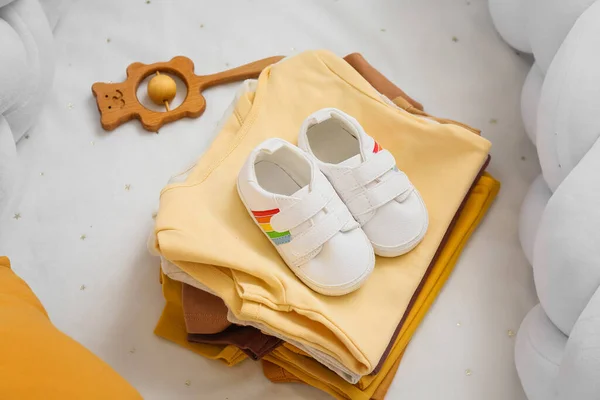 Baby Clothes Booties Crib — Stock Photo, Image