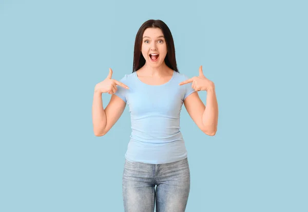 Mujer Joven Feliz Señalando Camiseta Sobre Fondo Azul — Foto de Stock