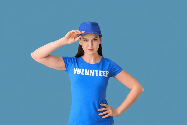 Wolontariuszka Shircie Niebieskim Tle — Zdjęcie stockowe