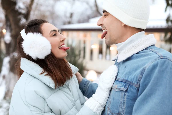 Engraçado Jovem Casal Dia Inverno Nevado — Fotografia de Stock
