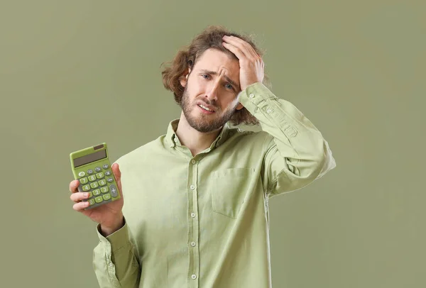 Joven Trastornado Con Calculadora Sobre Fondo Verde — Foto de Stock