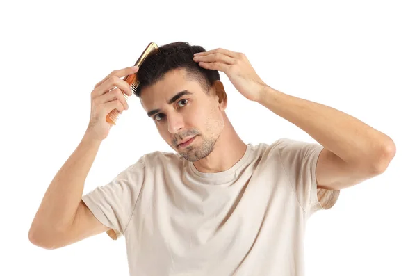 Όμορφος Μελαχρινός Άντρας Χτενίζει Μαλλιά Του Λευκό Φόντο — Φωτογραφία Αρχείου