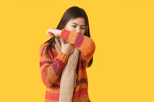Kranke Asiatische Mädchen Mit Halsschmerzen Auf Farbigem Hintergrund — Stockfoto