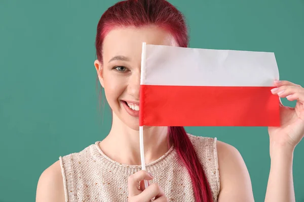 美丽的年轻女子 绿色背景上挂着波兰国旗 — 图库照片