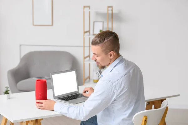 Young Man Connecting Wireless Portable Speaker Laptop Table — Stock Photo, Image