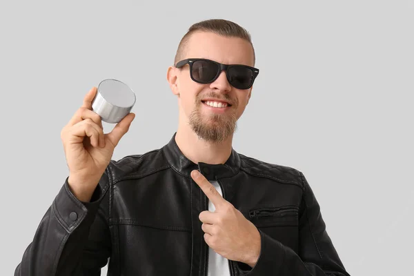 Smiling Man Sunglasses Pointing Wireless Portable Speaker Grey Background — Stock Photo, Image