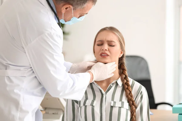 Doctor Examining Woman Neck Clinic — Stock Photo, Image