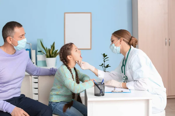 Father Ill Little Daughter Visiting Doctor Clinic — Stock Photo, Image