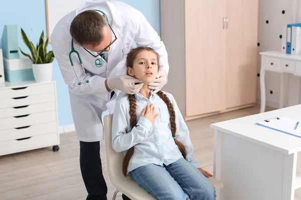 Medico Esaminando Collo Della Bambina Clinica — Foto Stock