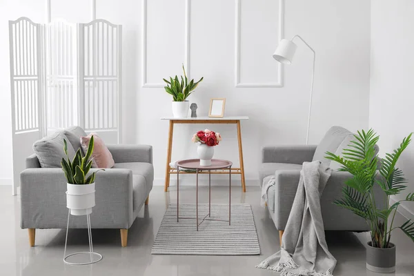 Beyaz Duvarın Yanında Rahat Kanepeleri Şık Masaları Olan Modern Oturma — Stok fotoğraf