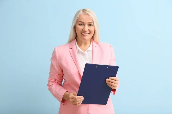 Mature Secretary Clipboard Blue Background — Stock Photo, Image