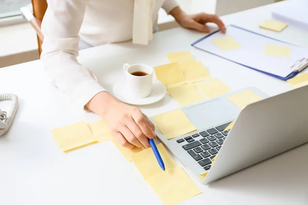 Young Manager Sticky Note Papers Laptop Working Office — Stock Photo, Image