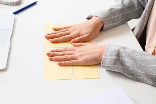 Jonge Manager Met Plakkerige Notitie Papieren Haar Werkplek Close — Stockfoto