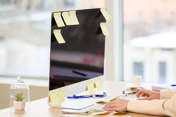 Rijpere Manager Met Veel Plakkerige Nota Papieren Haar Werkplek — Stockfoto