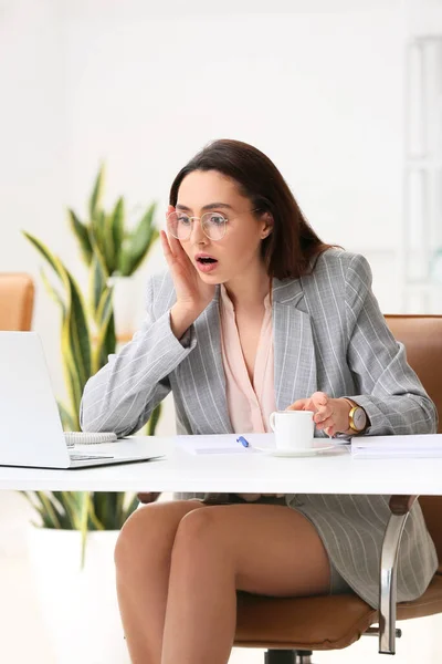 Surprised Young Secretary Working Office — Stock Photo, Image