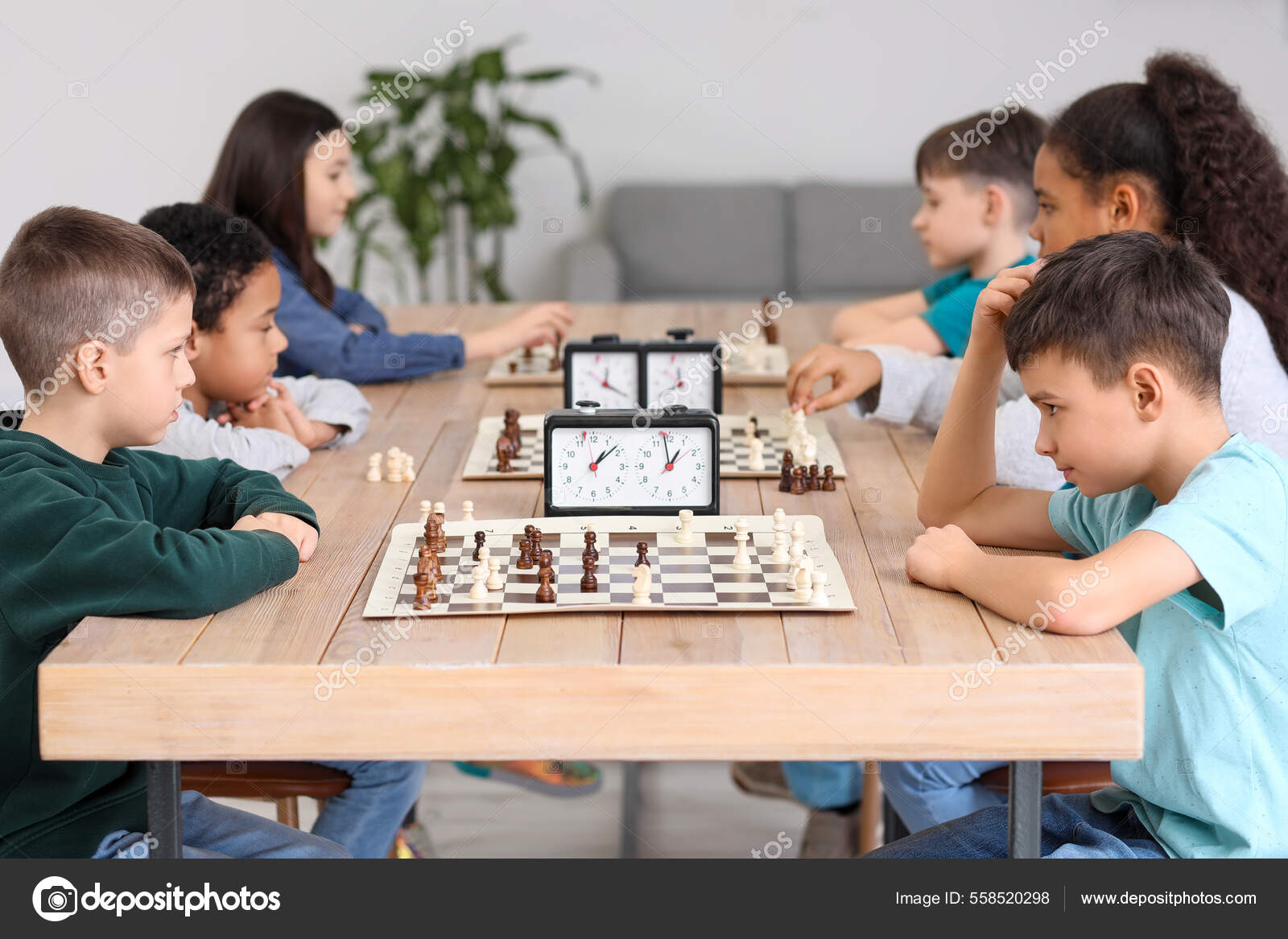 Escola De Xadrez. Criança Concentrada Jogar Xadrez. Jogo De Tabuleiro De  Jogo De Criança Na Sala De Aula. Foto Royalty Free, Gravuras, Imagens e  Banco de fotografias. Image 197477571