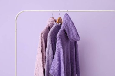 Eflatun arkaplanda örülmüş süveterler