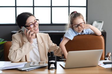 Yaramaz kızıyla birlikte çalışan genç bir anne.