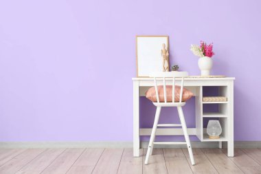 Güzel sümbül çiçekleri ve iç odasının renk duvarının yanında şık dekorları olan bir işyeri.