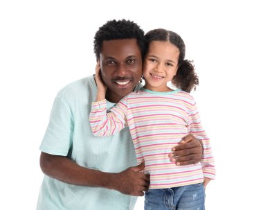 Beyaz arka planda mutlu Afro-Amerikan bir adam ve küçük kızının portresi.